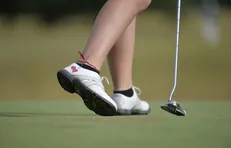 Pourquoi joue-t-on au golf avec des chaussures spéciales ?
