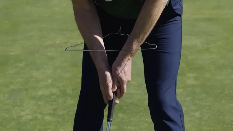 Duo de tips : Un cintre pour ton putting