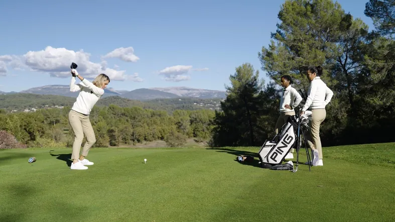 Drôles de dames : Taper un gros drive
