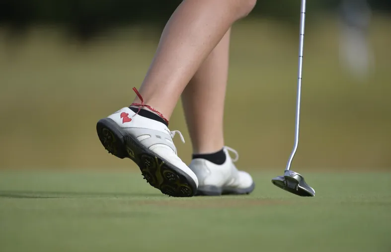 Pourquoi joue-t-on au golf avec des chaussures spéciales ?