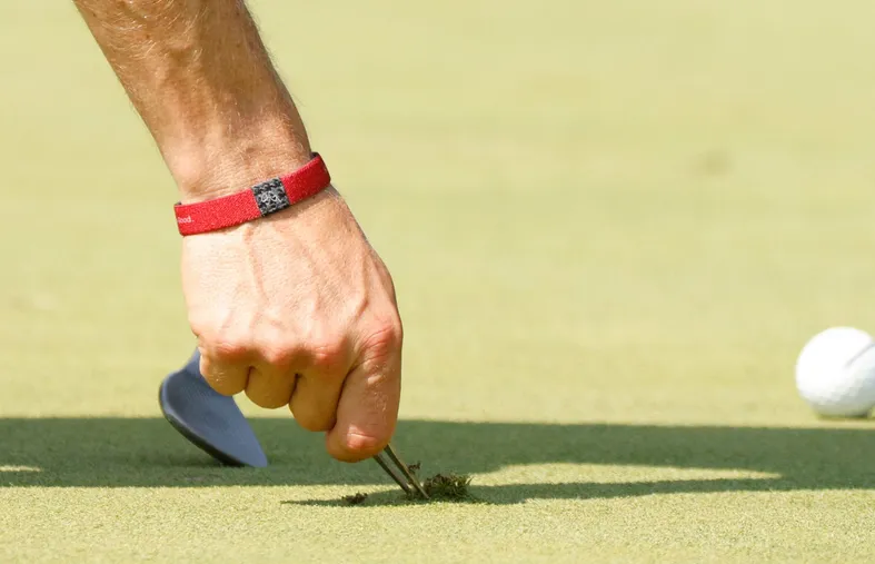 Pourquoi faut-il réparer ses pitchs et replacer ses divots ?