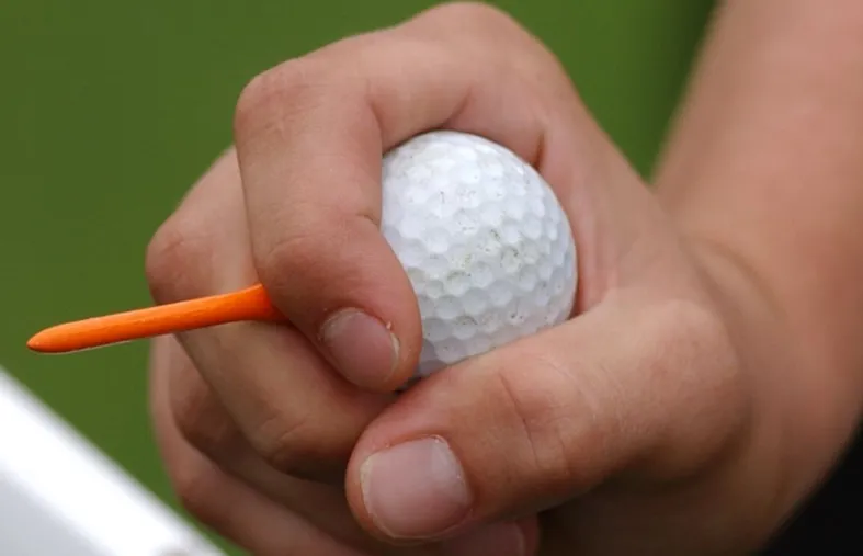 Pourquoi utilise-t-on un tee au golf ?