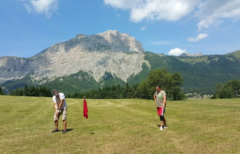 À Gresse-en-Vercors, du golf dans des prairies fauchées