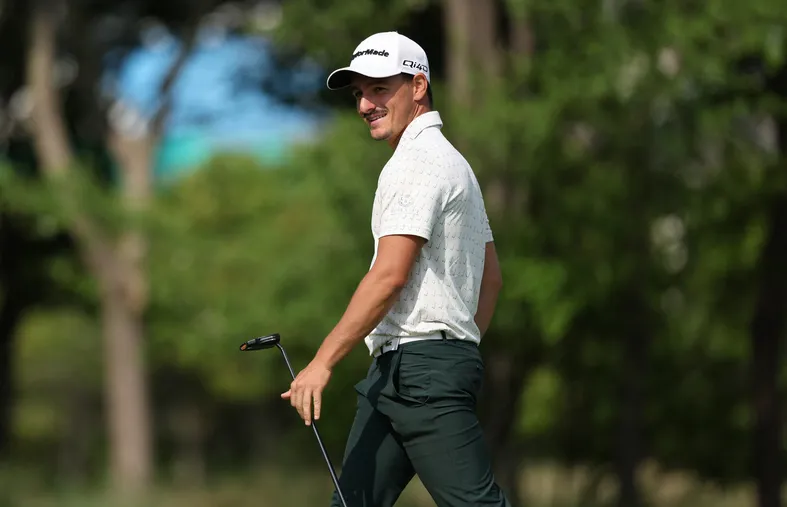 Golf professionnel : Étincelant en Chine, Vaillant grimpe encore