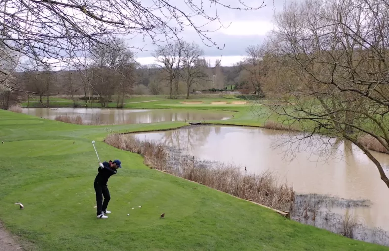 Par 3 avec de l'eau