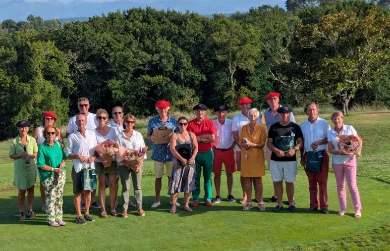 Au Golf d'Arcangues, course au drapeau et lancer d'espadrille