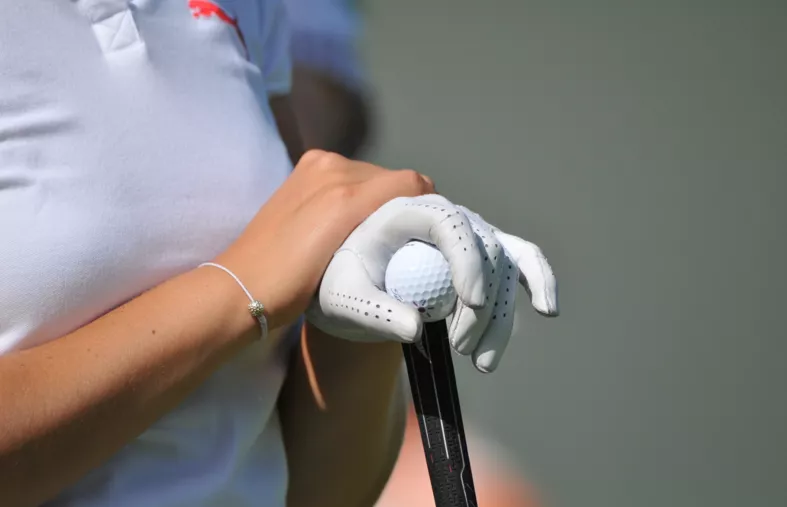 Pourquoi les golfeurs ne portent-ils qu’un seul gant ?